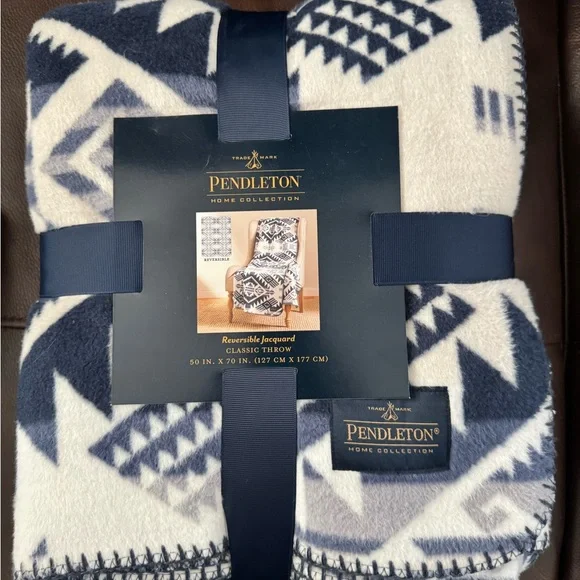 Pendleton Geometric Pattern Blanket in Blue and White - NWT - Picture 1 of 2